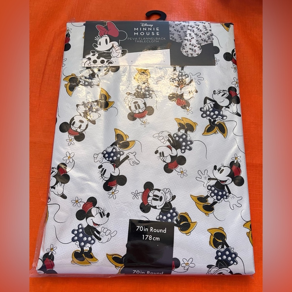 Disney Minnie Mouse NWT adorable PEVA flannelback 70” round tablecloth